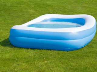 aufblasbarer-pool-im-garten-aufbauen