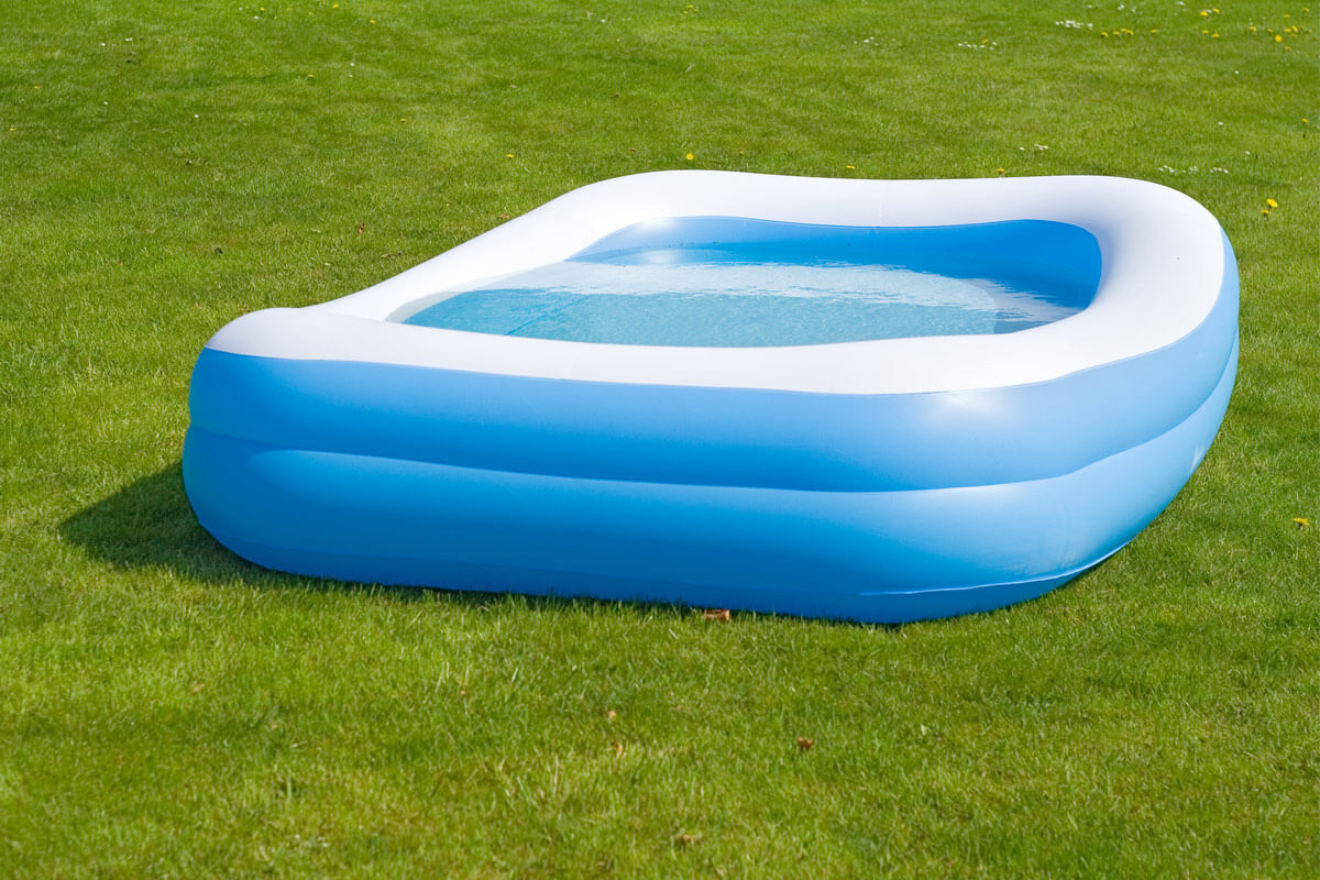 aufblasbarer-pool-im-garten-aufbauen