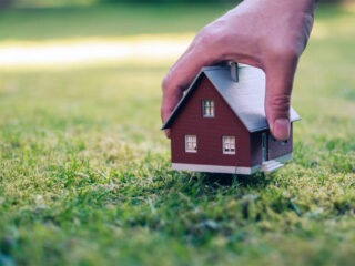 Ist der Garten in der Hausratversicherung versichert