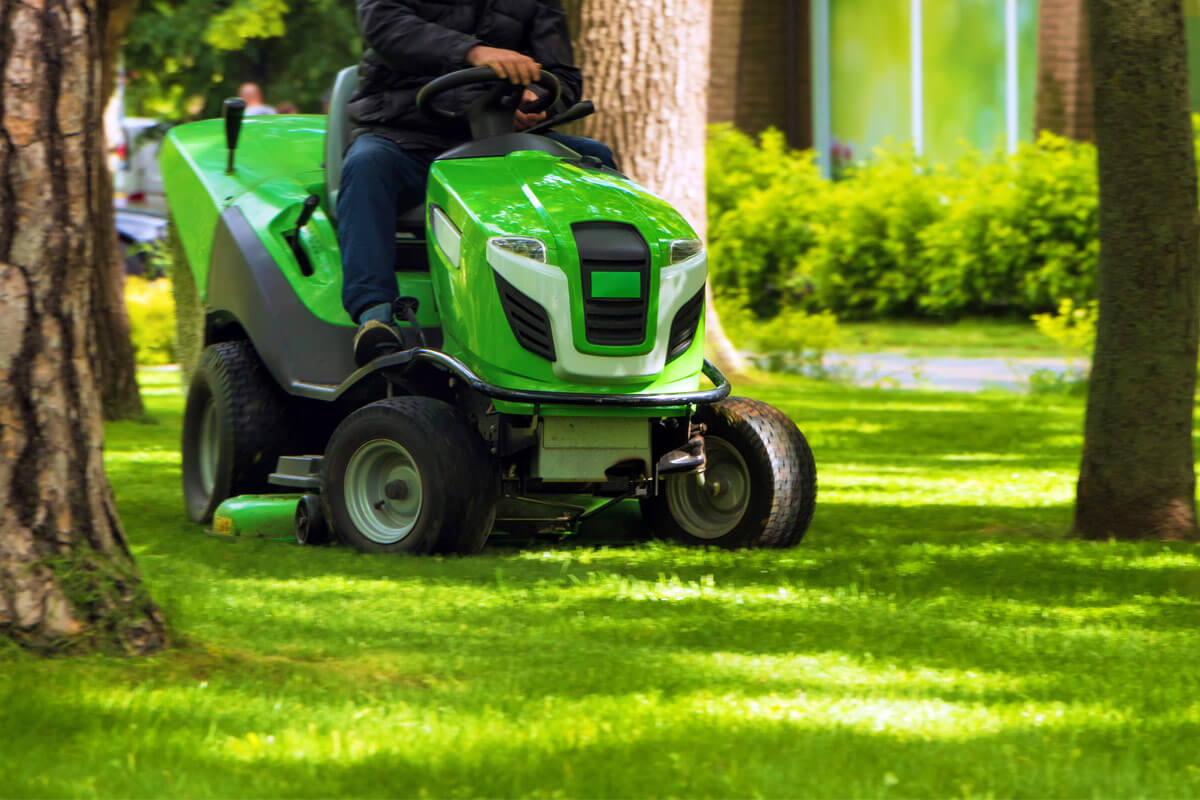 Braucht man einen Aufsitzrasenmäher im Garten