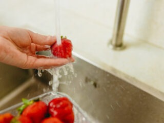 wie wäscht man Erdbeeren richtig ab